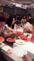 Des touristes chinois dévalisent un buffet comme des sauvages