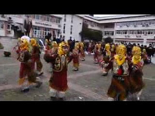 küçük kız nasıl oynuyor