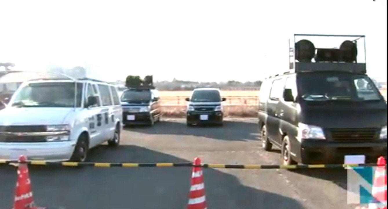 鳩山元首相の車囲んだ疑い、右翼団体１４人書類送検　2016年2月10日