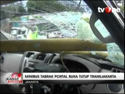 Terobos Jalur Busway, Mobil APV Tabrak Portal