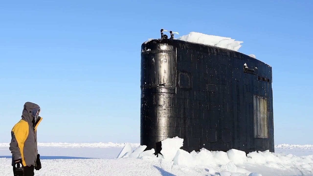 Un sous-marin américain fait surface dans l'arctique