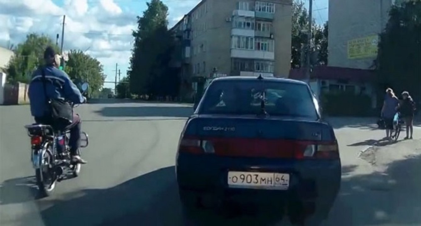 Il grille un feu rouge et provoque un accident violent à une intersection