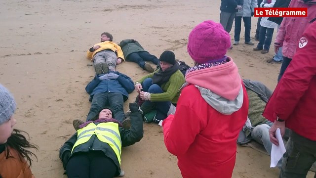 Lannion. Le mot Fraternité formé sur le sable en soutien aux migrants