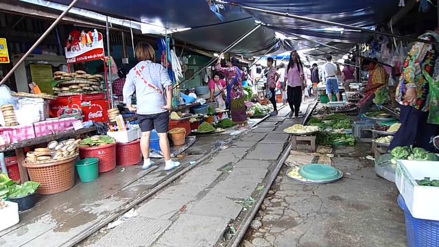 Whatsapp funny video Maeklong Railway Market I on 20110611