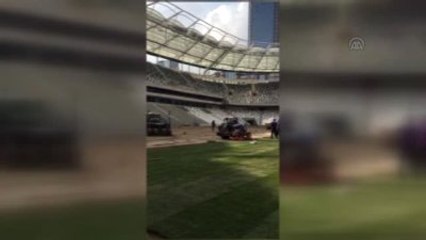 Arena'da Rulo Çim Serme İşlemi Sürüyor