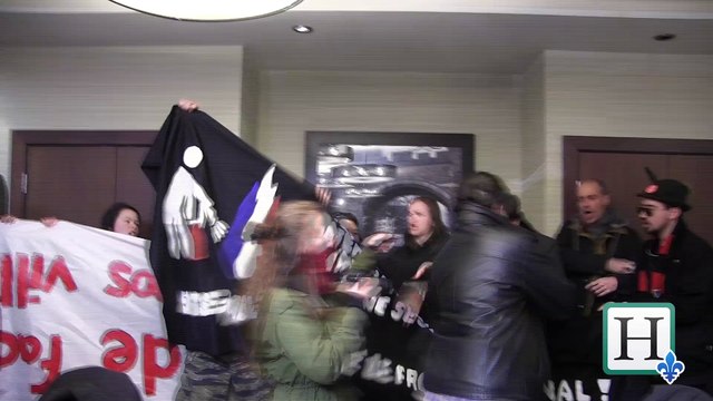 A Québec, des manifestants interrompent la conf de presse de Marine le Pen : Ils m'insultent copieusement. Je devrais leur offrir un café peut-être ?