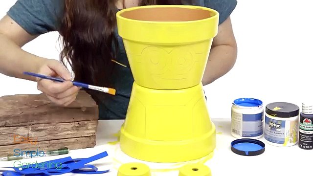 En peignant 4 pots de terre cuite en jaune, il réalise une déco de jardin très mignonne ! Cela donne des idées...