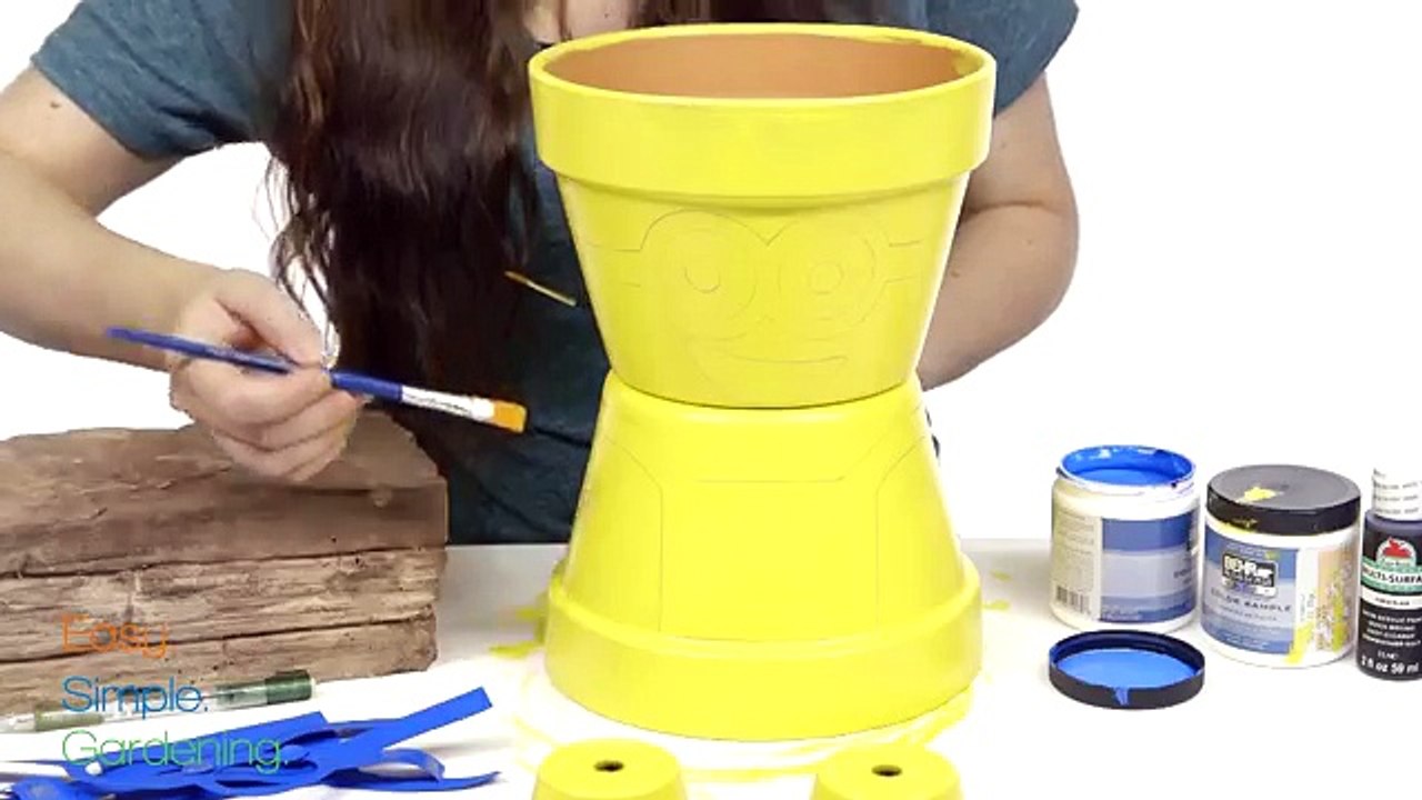 En peignant 4 pots de terre cuite en jaune, il réalise une déco de jardin très mignonne ! Cela donne des idées...