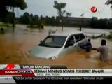 Sebuah Mobil Terseret Derasnya Banjir Bandang