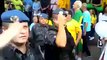 Políciais militares prestam continência a manifestantes na av Paulista