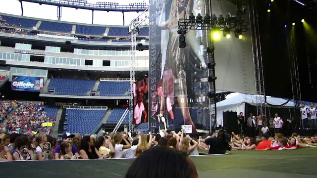 Bonus. Justin Bieber - One Less Lonely Girl (Gillette Stadium - Foxboro Massachusetts)