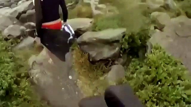 Fulmine sfiora la ragazza sulla spiaggia!