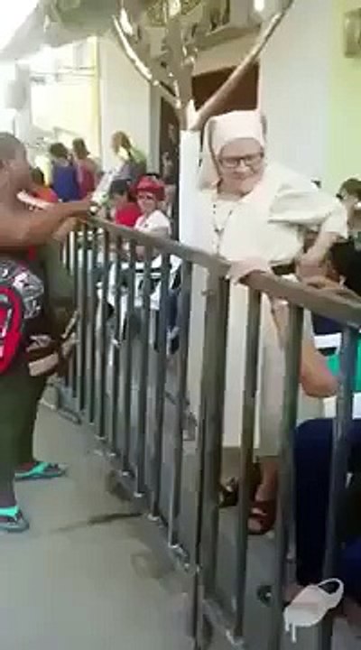 Ce que cette bonne soeur cache sous sa robe n'est pas très catholique !