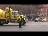 Trafik polisinin güldüren ısınma hareketleri