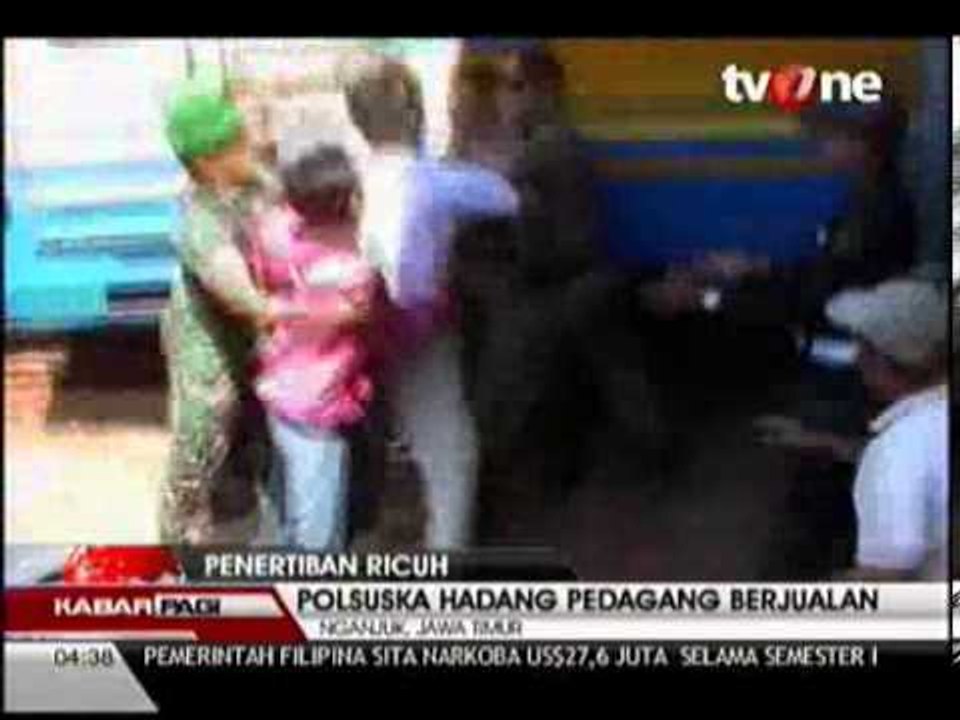 Bentrokan Polsuska vs Pedagang Asongan