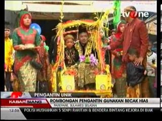 Pengantin Unik Gunakan Becak Hias