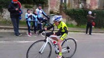 Course de cyclisme à St Cyr en Arthie ce 20/03/06 les 2 derniers tours des benjamins et l'arrivée de notre ami jean michel