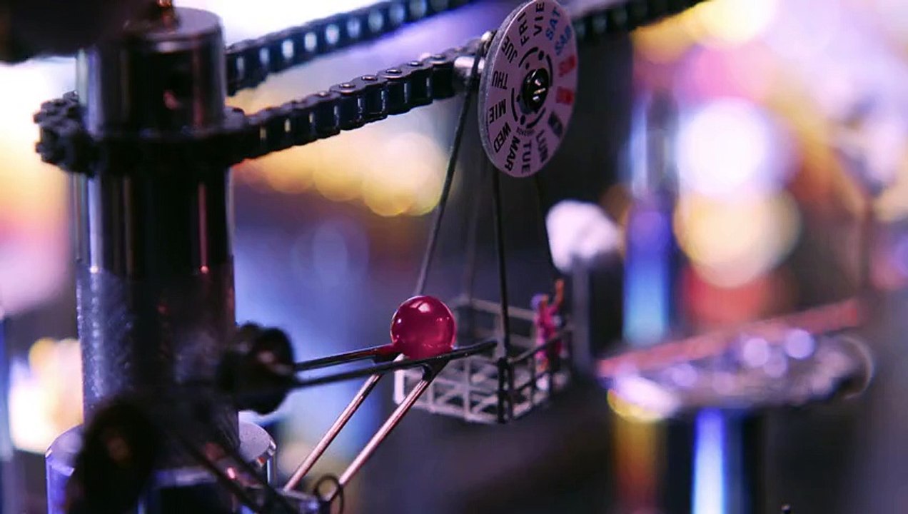 Réaction à la chaîne avec des pièces de montres par les Bijoutiers de Seiko - Machine de Rube Goldberg
