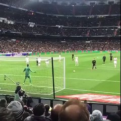 El penal parado de Keylor Navas desde atrás de la portería.