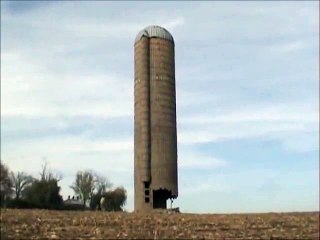 balyoz ile kuleyi yıkmaya çalışan adam