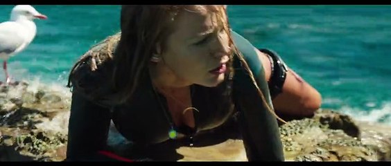 Blake Lively de Gossip Girls chassée par un Requin géant sur une île déserte !