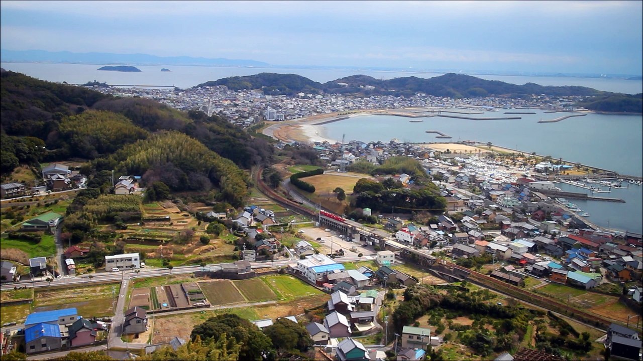 海辺を走る名鉄電車 青い海と赤い電車 名鉄蒲郡線こどもの国～西浦