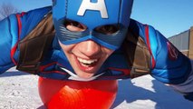 スパイダーマンvsキャプテン-アメリカ生ます！ 巨大なボールです！ スーパーヒーロー遊び！