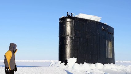 Buzz : Quand un sous-marin nucléaire brise la glace en Arctique !