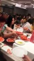 Des touristes chinois à un buffet