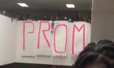 Découvrez comment ce garçon invite sa copine au bal de promo