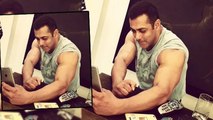 Salman Khan Flaunts His HUGE BICEPS In A SULTAN SELFIE
