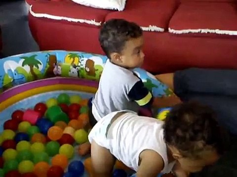 Crianças na piscina de bolinhas