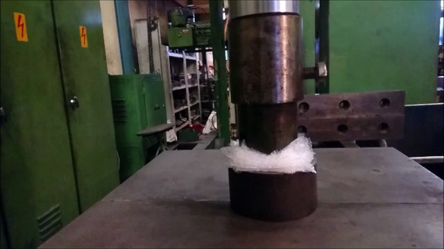 Faire exploser du papier bulle sous une presse hydraulique