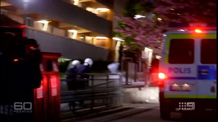 Des journalistes défendus par un handicapé face aux migrants lors d'un tournage à Stockholm