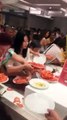 Ces touristes chinois défoncent un buffet en Thailande.. Les morfales !