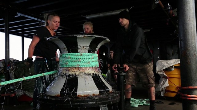 Des pêcheurs illégaux utilisant des filets dérivants dans l'océan Atlantique