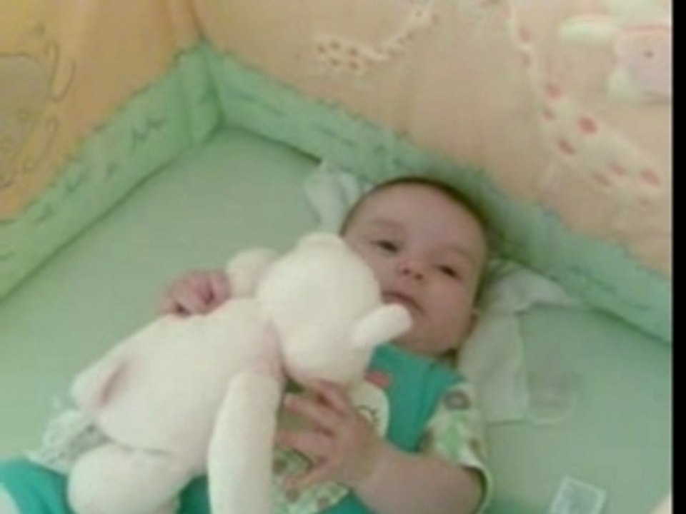 Anais dans son lit avec nounours rose