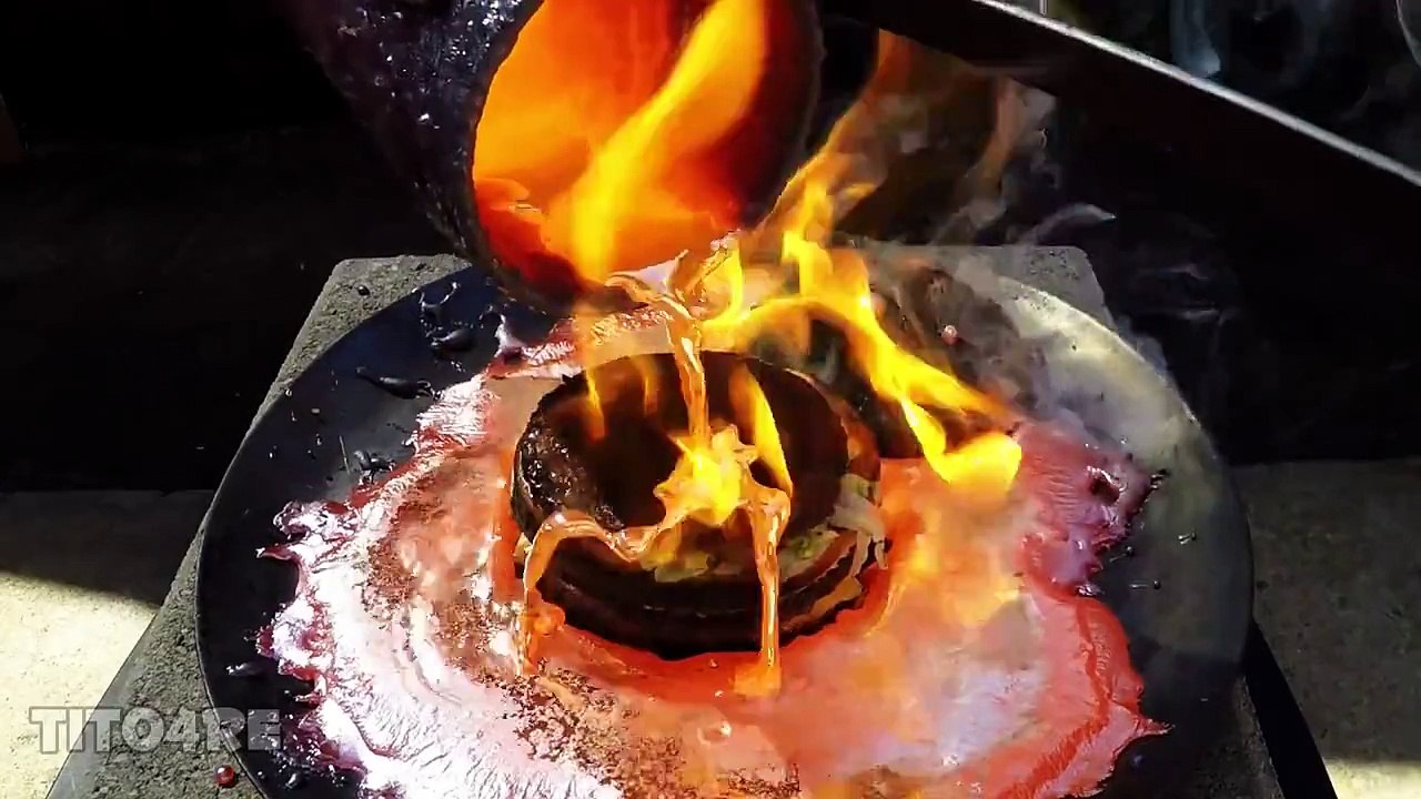 Un Big Mac  Vs du cuivre fondu à 1085° C
