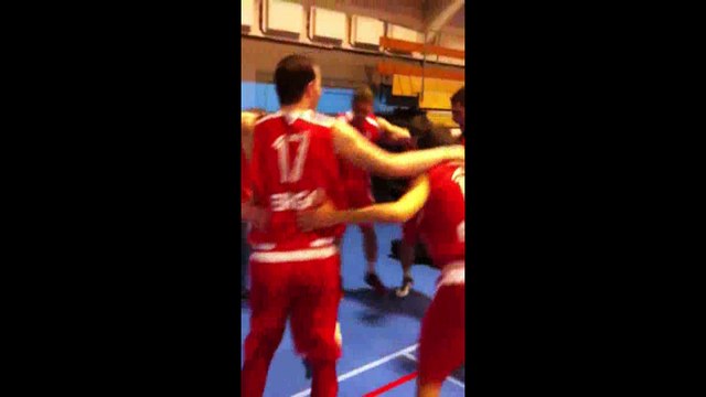Les basketteurs de Waremme font la fête avec une poule après leur victoire contre le leader de la P1