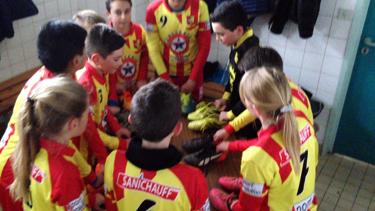 Joie du groupe 3 U12/13 après leur victoire contre Renescure.