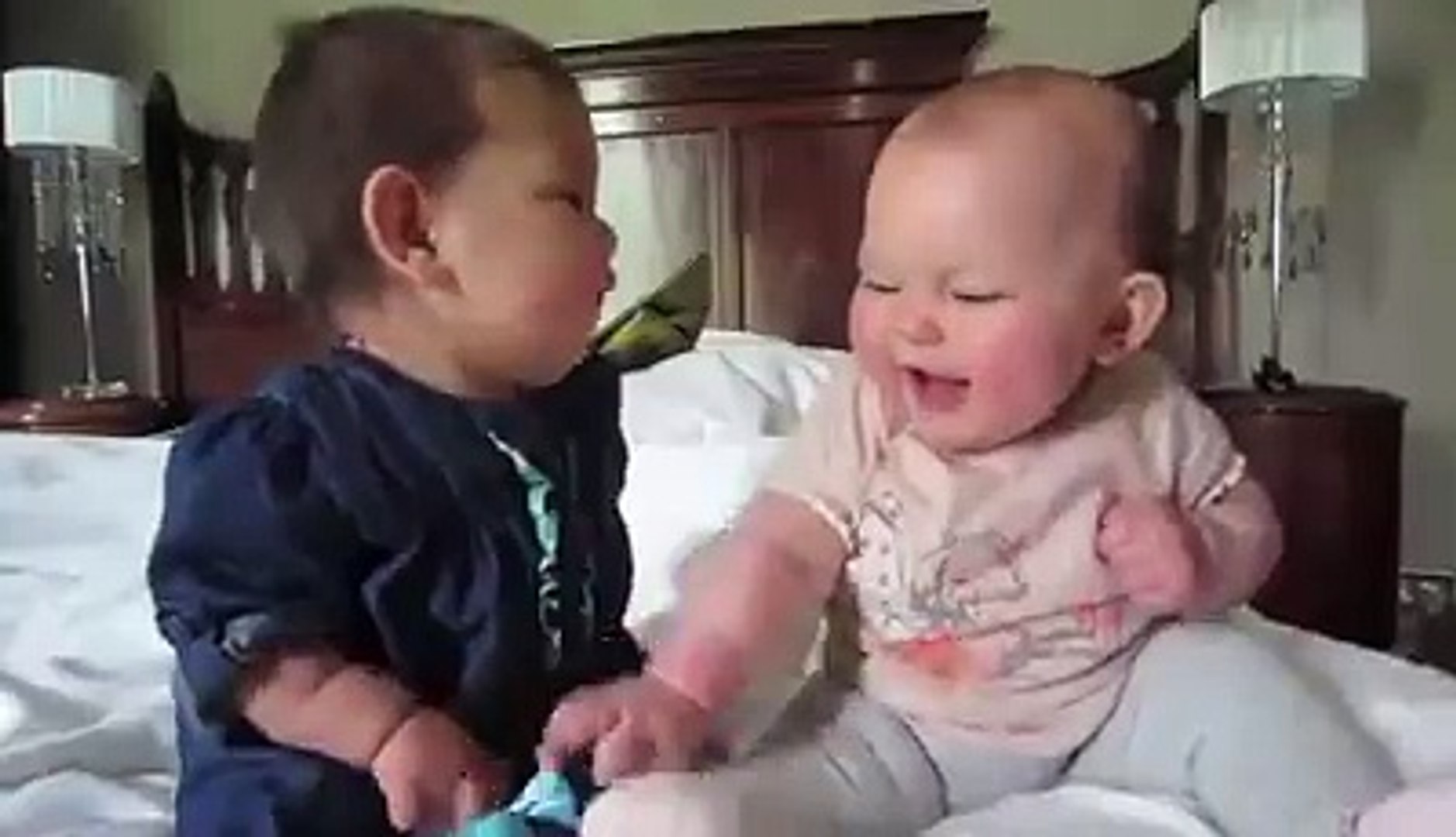 Funny babies-Fight between two babies - video Dailymotion