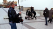 Un homme en fauteuil roulant défend des journalistes !