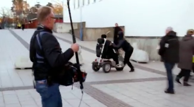 Un homme en fauteuil roulant défend des journalistes !