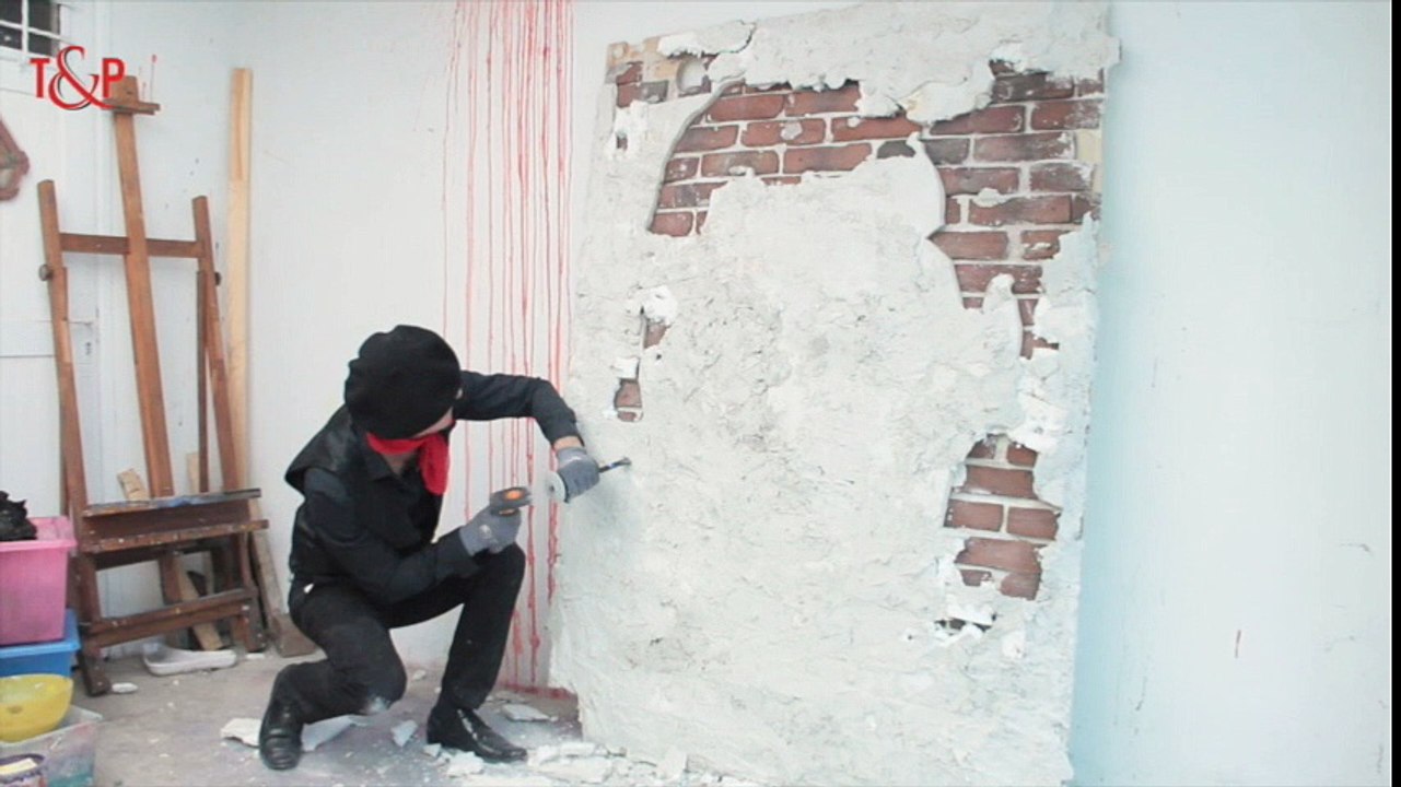 See how Freddie Mercury appears by magic