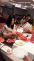 Ces touristes chinois dévalisent littéralement un buffet en Thaïlande