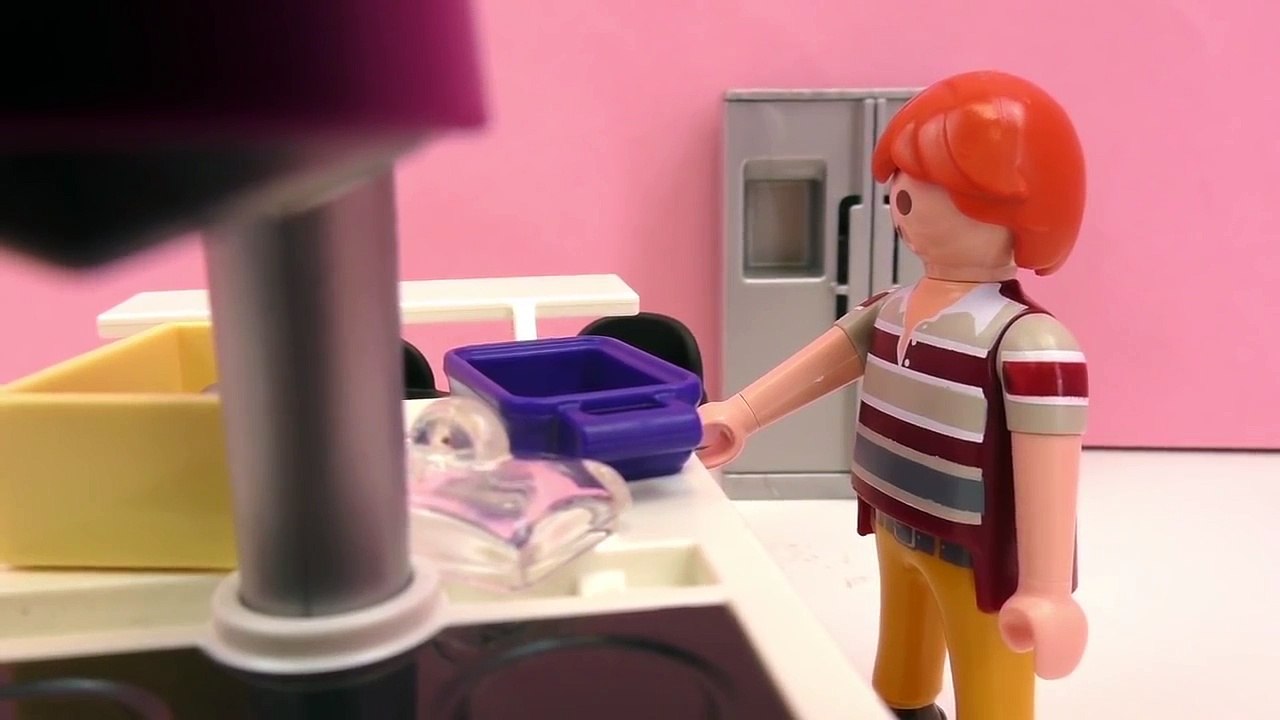 Film Playmobil Français – Un bain ? Non pas encore ! S’amuser dans le bain avec Tinti