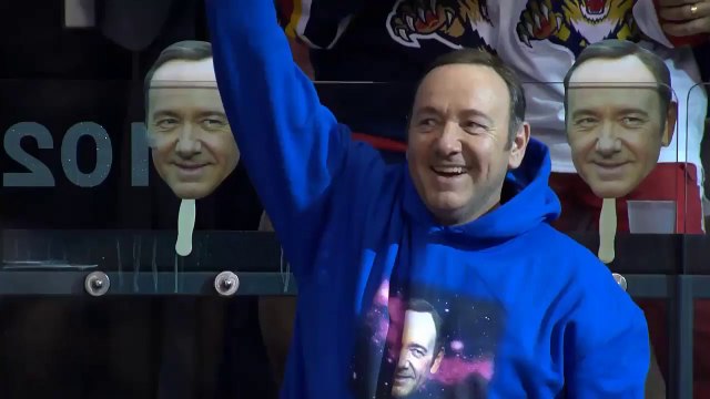 Kevin Spacey assiste en héros au match de Hockey sur Glace des Florida Panthers