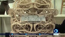 Mechanical clock Writes time every minute Automatically