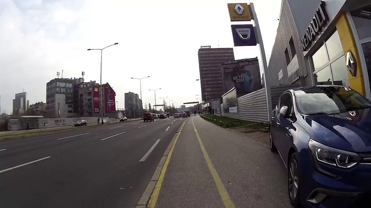 2016-03-21 automobil blokira prolaz pjesacima