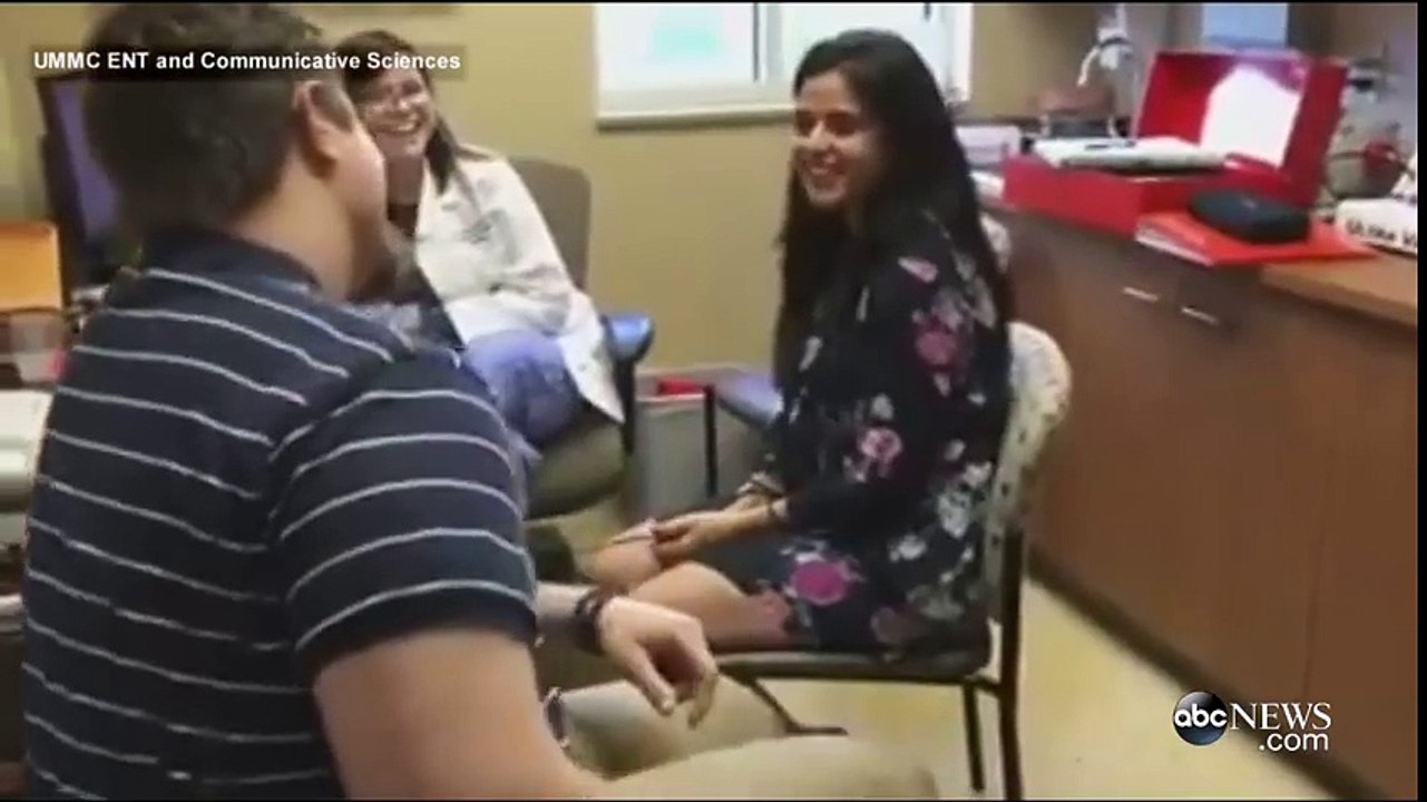 Elle entend pour la première fois. Découvrez ce que son petit ami lui réserve comme surprise !